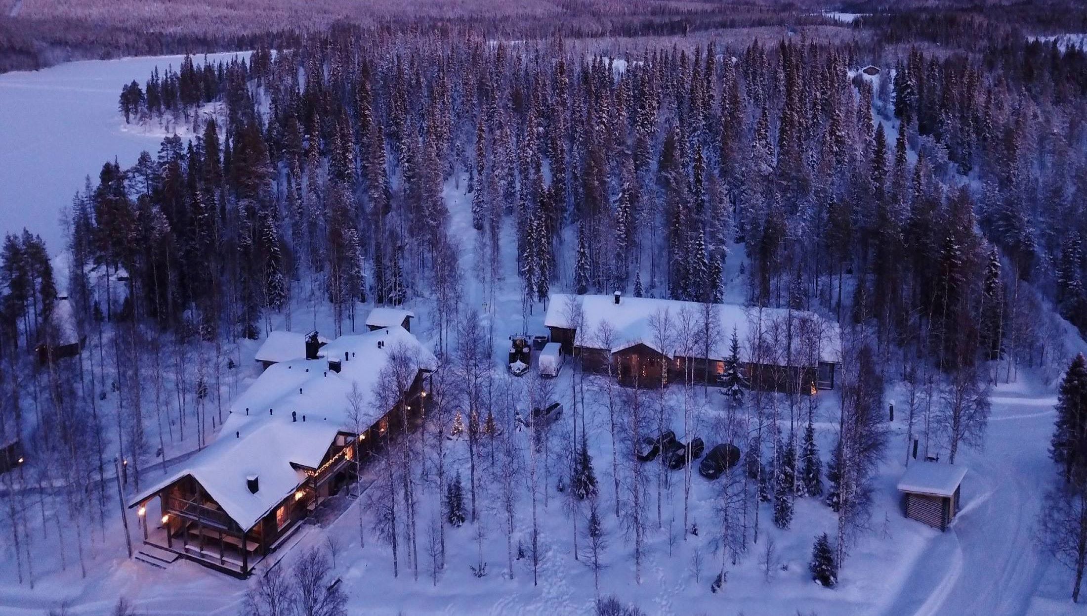 Drohnenaufnahme vom Haupthaus Kuujanuorunen Hauptbild