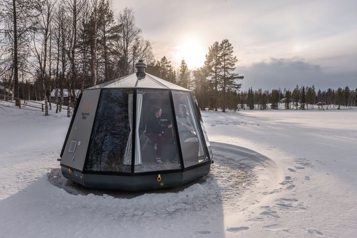 Glas Iglu Aurora Hut in der mit Sonne