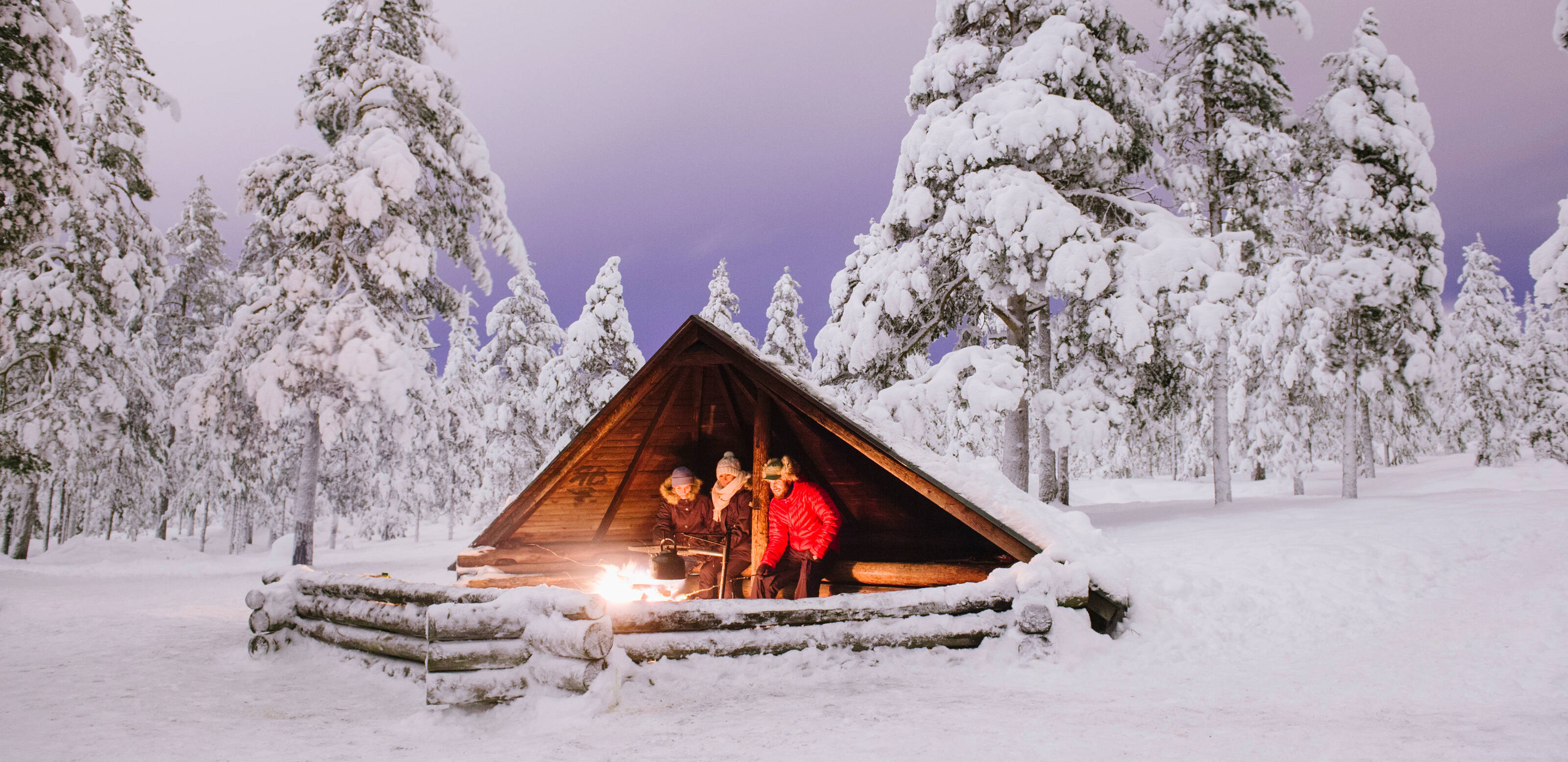 Lagerfeuer vor Hütte