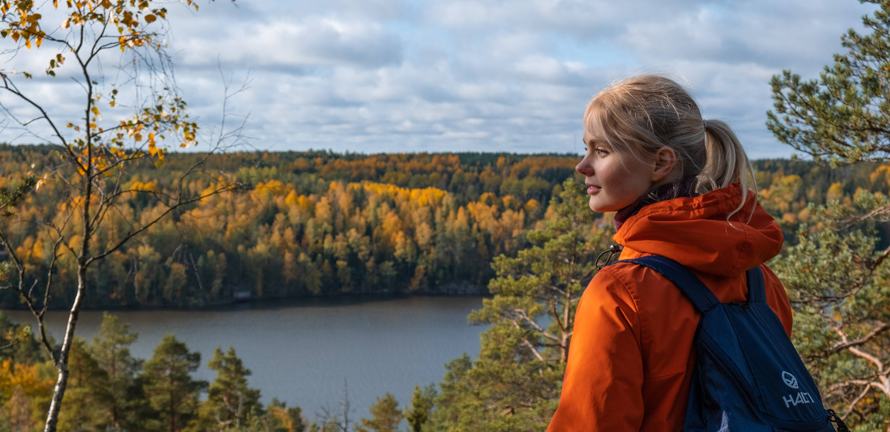 Ruska Wanderin blickt auf See