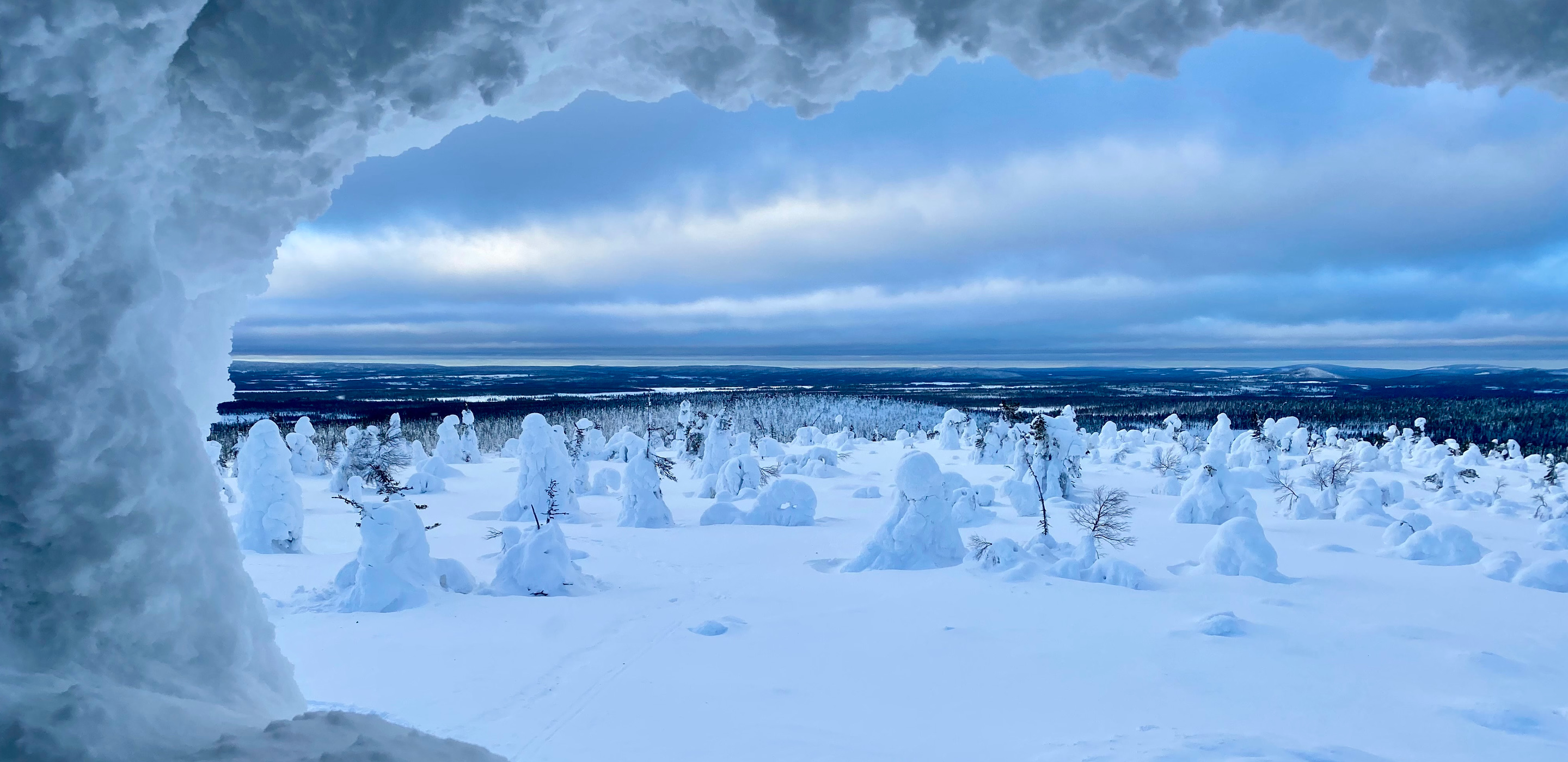 Sallatunturi Aussicht auf verschneite Ebene mit Seen