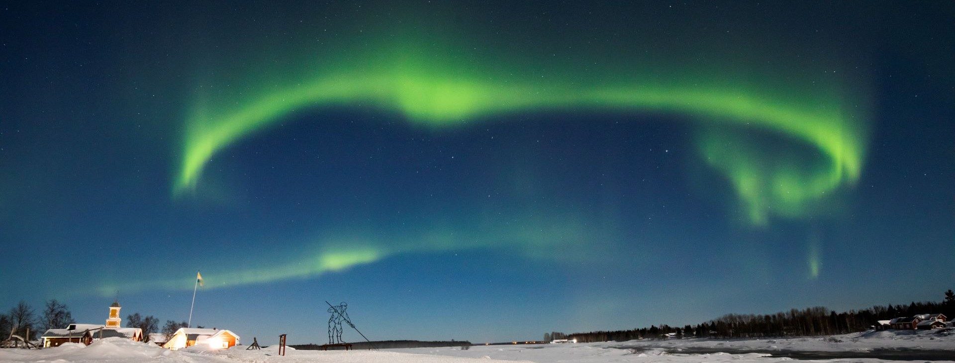 Kukkolaforsen Nordlichter über Feriendorf